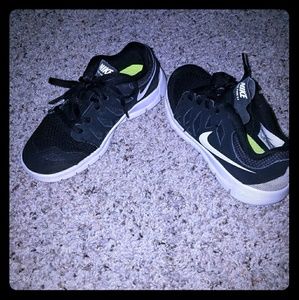 size 2y 2 youth Nike shoes with lots of tread
